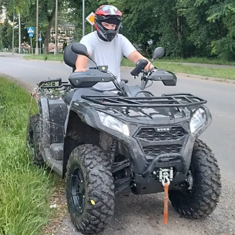 Quad na asfaltowej drodze